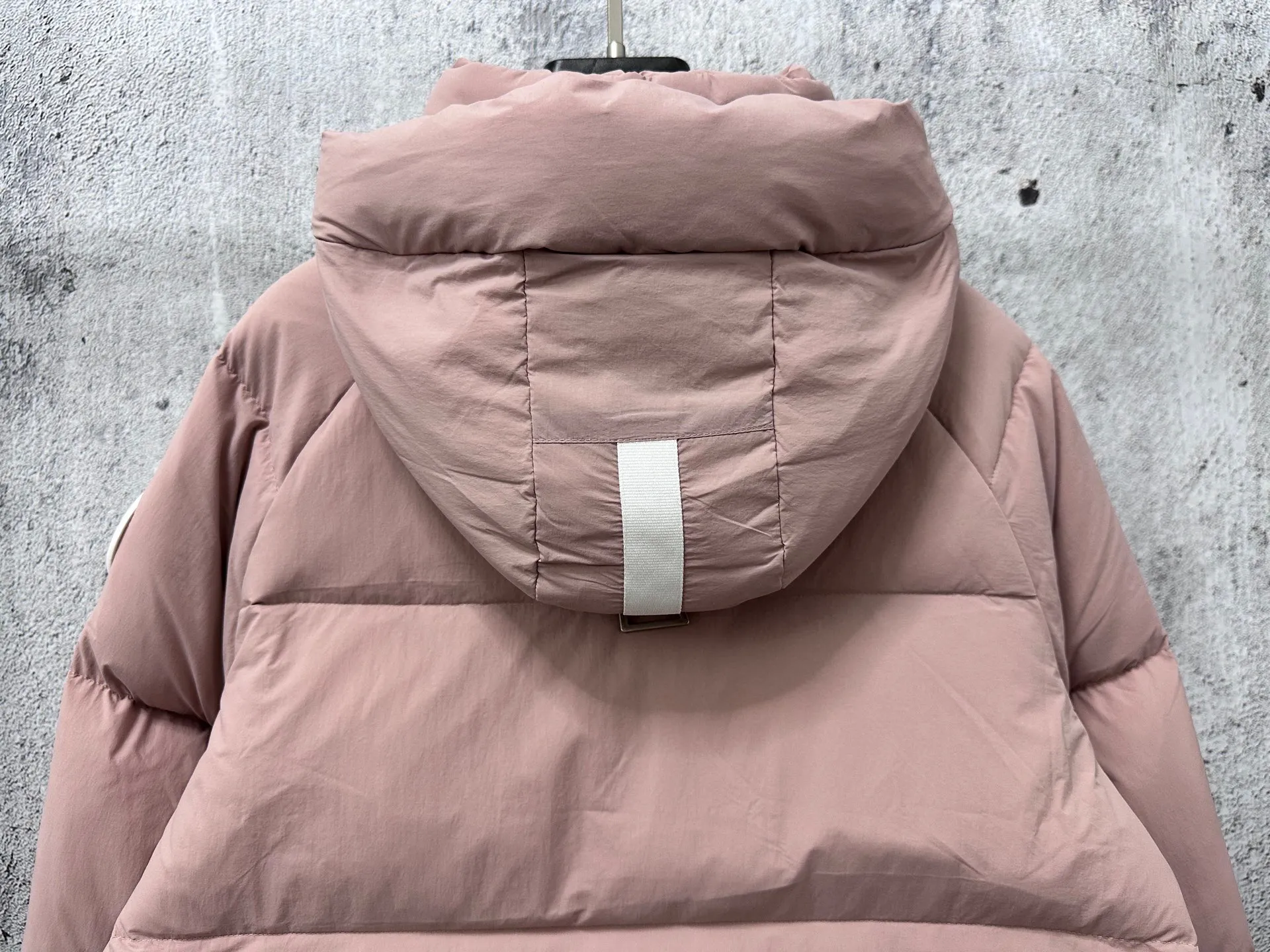 P740 【𝗖𝗔𝗡𝗔𝗗𝗔 𝗚𝗢𝗢𝗦𝗘】Capsule Series Macaron White Label Fabric: Made of soft EnduraLuxe fabric imported from DuPont, CORDURA, USA, which enhances the durability of easy-to-wear parts, is lightweight and durable; the liner is made of 400T anti-velvet gallbladder, which is comfortable, soft and non-velvet. : Equipped with a detachable hood, which can be adjusted in two directions, and is also filled with down, which brings greater softness and wrapping around the head and neck, and is full of warmth. This parka features white trim on the back and sides, and the hardware locks are all original and custom-made to match the muted fabric color. Goose label: The official website’s new series of silicone material labels, non-embroidery labels. Length: Fit hip-length. Size: XS-L